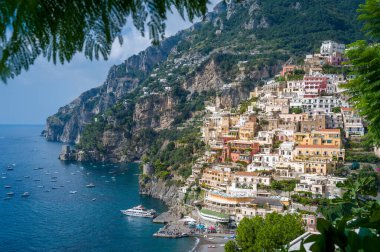 Palmiye dallarından Positano köyüne bak