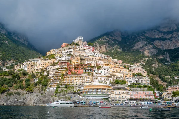 Positano aldeia e baía — Fotografia de Stock