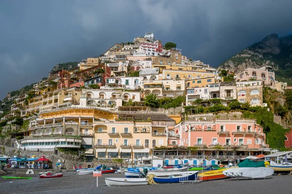 Barcos pequenos na praia de Positano — Fotografia de Stock
