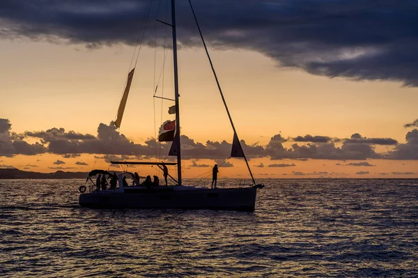 Zeiljacht silhoette bij zonsondergang — Stockfoto