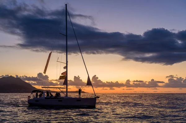 Zeilboot silhoette bij zonsondergang licht — Stockfoto