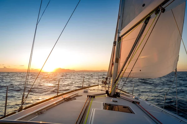 Закат солнца на парусной яхте — стоковое фото