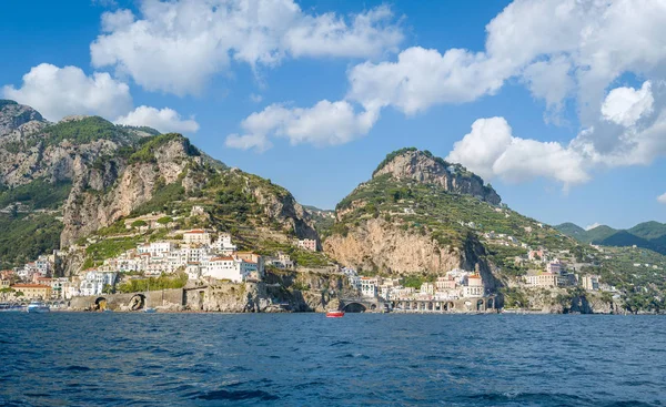 Amalfi pobřeží pohled z vody — Stock fotografie