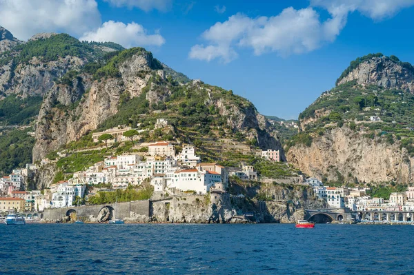 Vista al puerto de Amalfi desde el agua — Foto de Stock