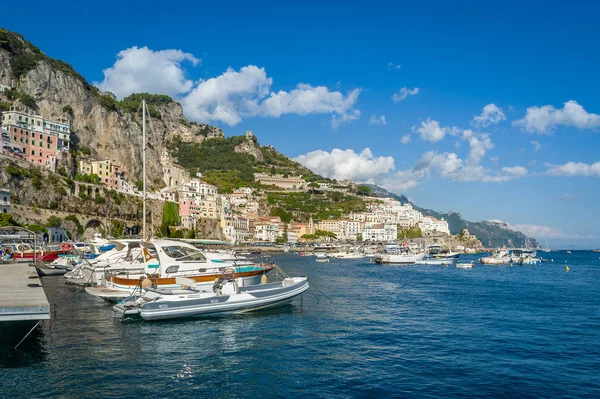 Port d'Amalfi avec beaucoup de bateaux — Photo