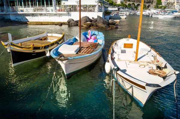 Barcos viejos de pescadores locales en el puerto deportivo de Amalfi. — Foto de Stock