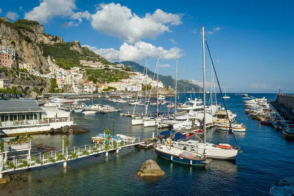 Puerto de Amalfi con un montón de barcos de diferentes tipos. —  Fotos de Stock