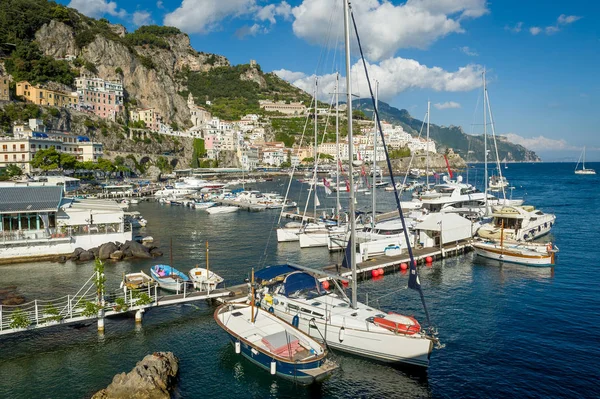 Amalfi古城和港口全景 — 图库照片