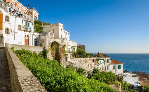 Amalfi 'nin eski kasabasının yukarısına doğru yokuş yukarı — Stok fotoğraf