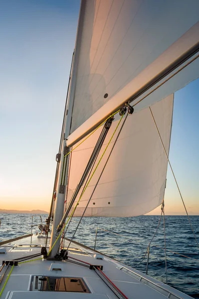 À la recherche du soleil sur un yacht à voile Photos De Stock Libres De Droits