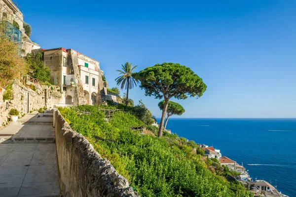 Amalfi kasabasının tepelerindeki eski sokak — Stok fotoğraf