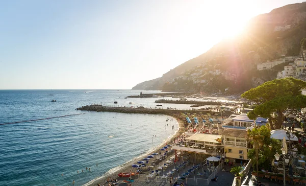 Playa de la bahía de Amalfi y puerto deportivo al atardecer. —  Fotos de Stock