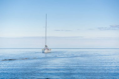 Hebrides adalarının düz denizinde tek başına yelken açmak..
