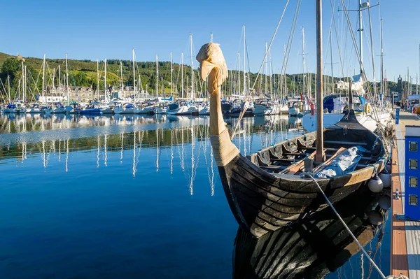 Velhos drakkar - barco histórico vikings na marina Tarbert Imagens De Bancos De Imagens