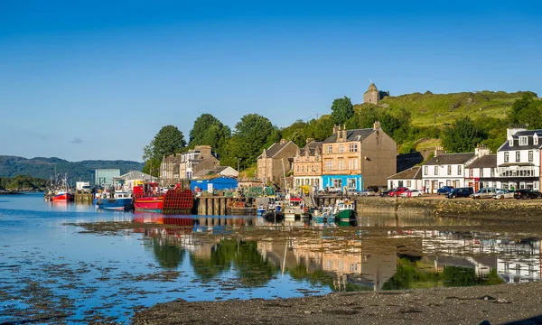 Tarbert Pier mit Fischerbooten und Fähre. — Stockfoto