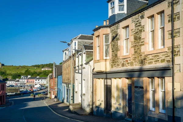 Tarbert streets of old town at evening sun. — 图库照片