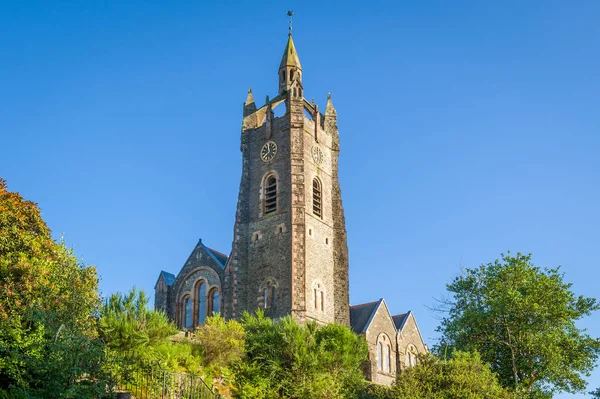 Torre parrocchiale sulle colline di Tarbert — Foto Stock