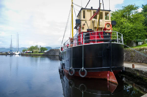 Stará ocelová loď kotvící na Crinan Channel — Stock fotografie