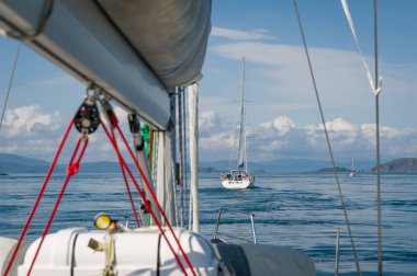 Yelkenli yatlar İskoçya sularında filo filosu.