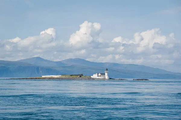 Piccola isola con faro bianco — Foto Stock