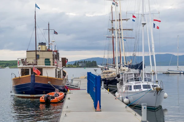 Sailing ships at Oban harbor — 图库照片