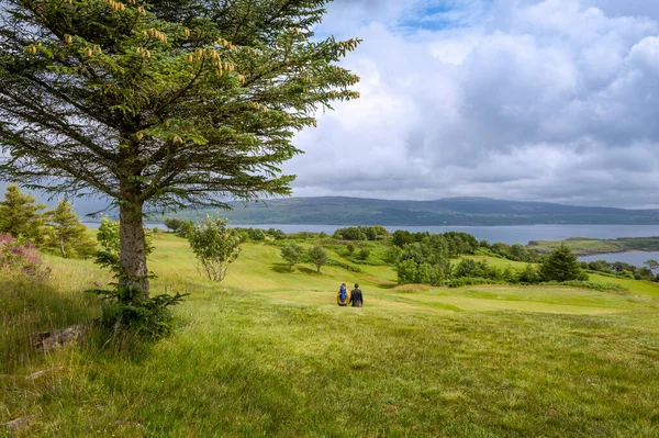 Tourists couple walking at Islanf of Mull fields — 图库照片
