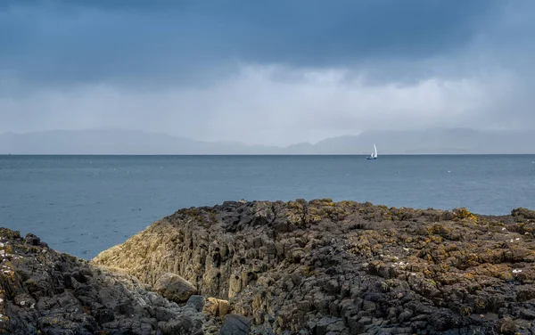 Rocce, mare e barca a vela paesaggio scozzese — Foto Stock