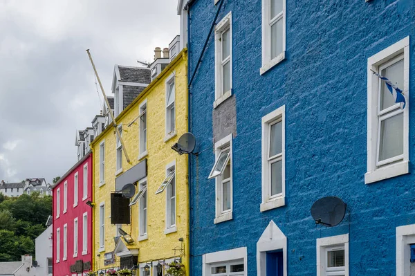 Röda, gula och blå husväggar Tobermory gatan — Stockfoto