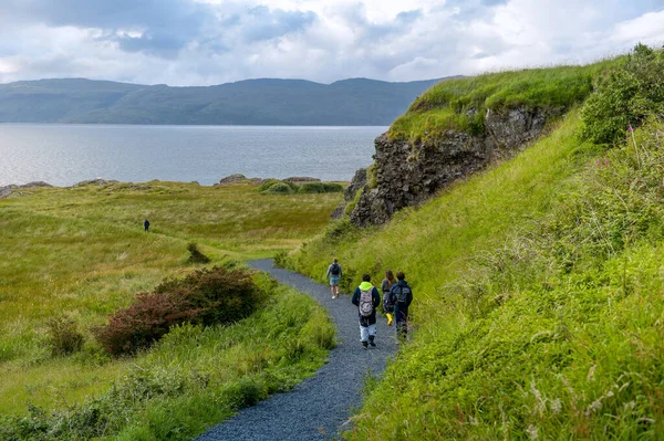 Turistas caminhando na capa oriental da ilha de Mull, Escócia — Fotografia de Stock