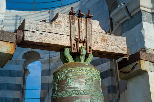 Средневековый колокол на Пизе — стоковое фото