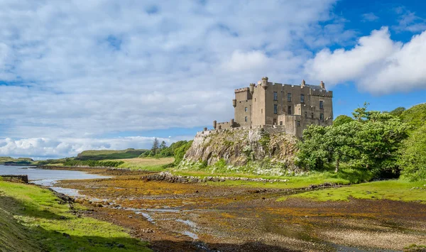 Paisagem do Castelo e Jardins Dunvegan na maré baixa — Fotografia de Stock