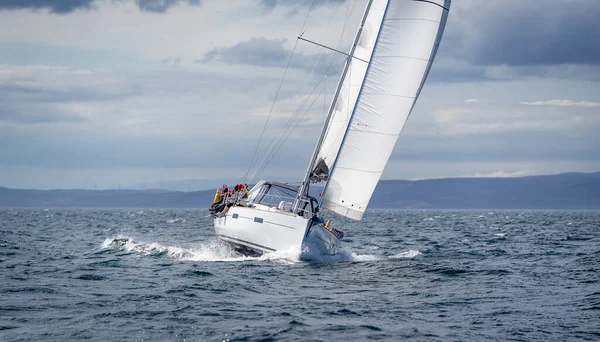 Ny segelbåt går snabbt och vackert — Stockfoto