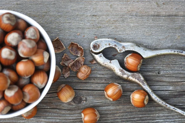 Hasselnötter på ett träbord — Stockfoto