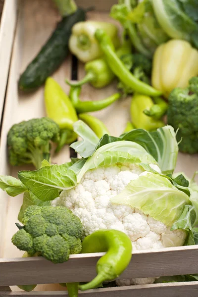 Verduras orgánicas en cajas de madera —  Fotos de Stock