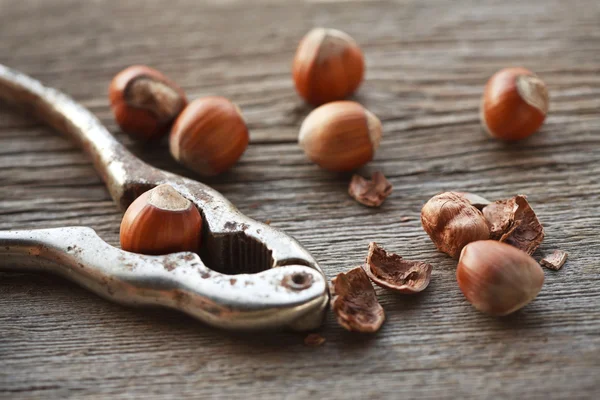 Hazelnoten op een houten tafel — Stockfoto