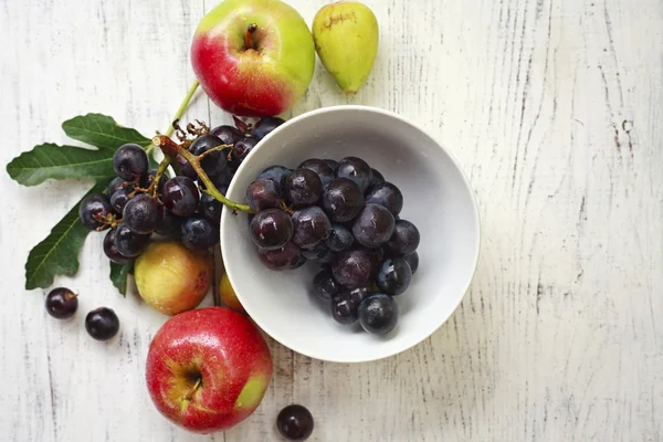 Свежие фрукты на столе — стоковое фото