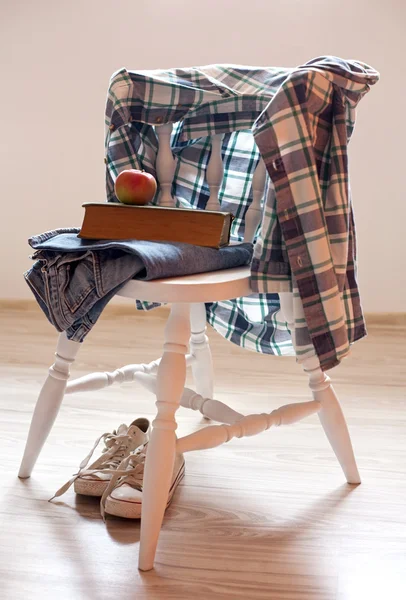 Matin et vêtements sur une chaise — Photo