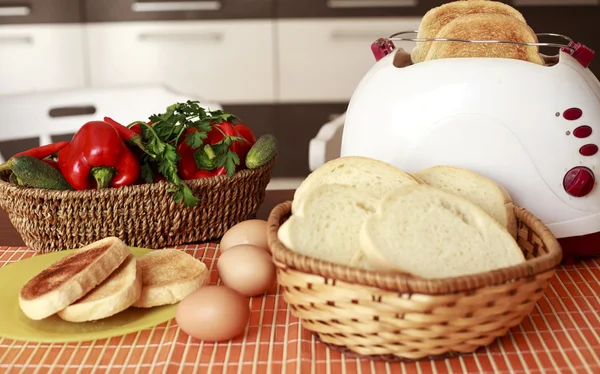 Toasted bread and vegetables for breakfast — Stock Photo, Image