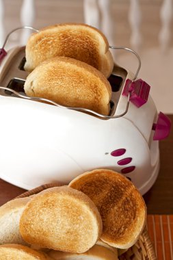 tost makinesiyle ekmek dilimleri