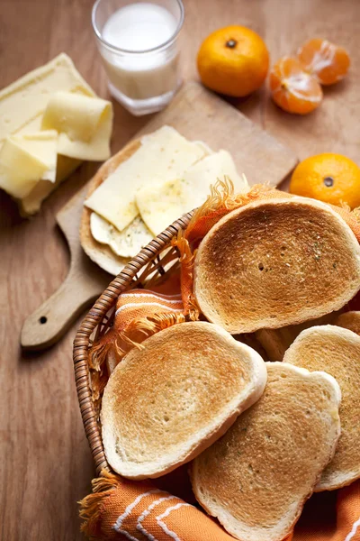 Pão torrado com queijo para o café da manhã — Fotografia de Stock