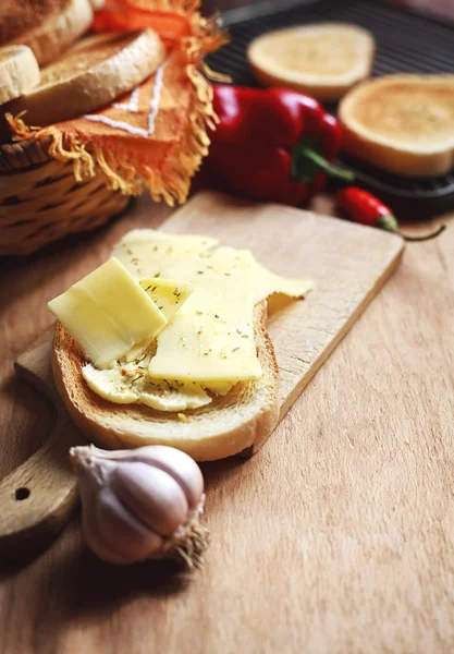 Sanduíches de queijo tostado na mesa — Fotografia de Stock