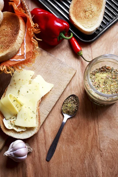 Delicioso sanduíche quente com queijo e legumes — Fotografia de Stock
