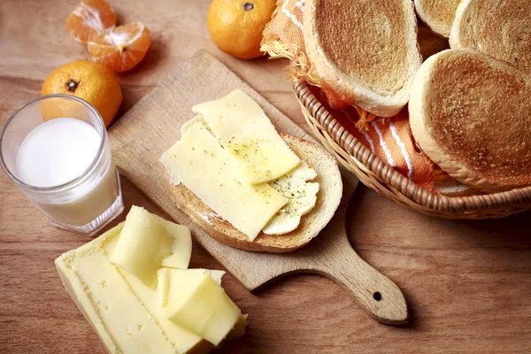 Frukost med toast bröd och ost — Stockfoto