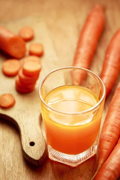 Morot färsk juice på ett träbord — Stockfoto