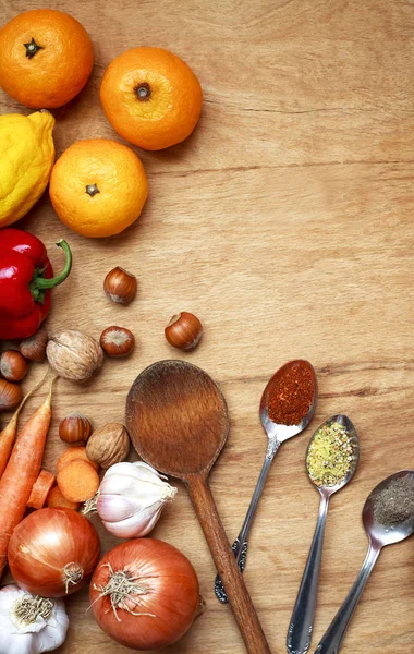 Fruits et légumes frais sur une table en bois — Photo