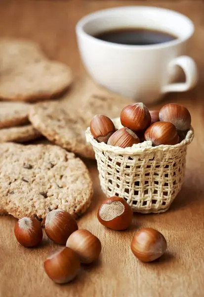 Lanche com biscoito de avelã e uma xícara de café — Fotografia de Stock