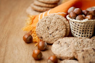 ahşap bir masa üzerinde fındık ile bisküvi