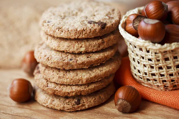 Haselnüsse und leckere Kekse — Stockfoto