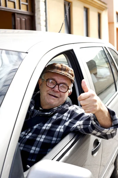 Glücklicher alter Mann am Steuer eines Autos — Stockfoto