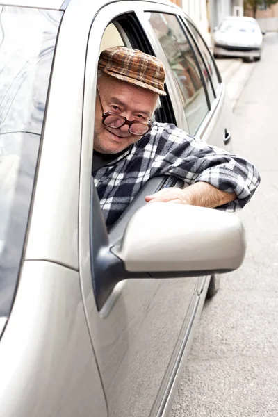 Jubilado feliz conduciendo un coche-senior-anciano - jubilado-jubilado —  Fotos de Stock